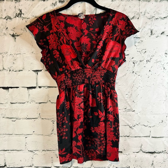 3/$10 🛍️ Teenie Weenie Floral Top - Picture 1 of 13